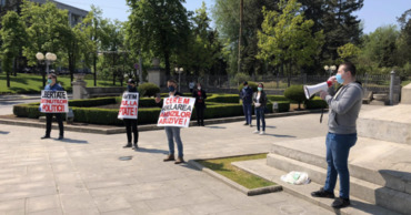 Во время пандемии в Кишиневе прошел флешмоб: Люди просят помощи у государства.