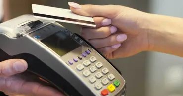 Fiscul obligă mai mulți agenți economici să accepte plăți cu cardul până la 1 iulie