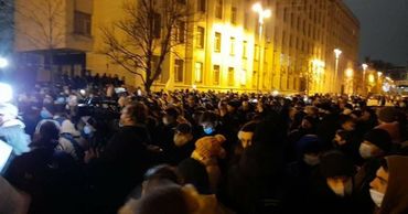 В Киеве сотни людей вышли на акцию протеста из-за приговора Стерненко.