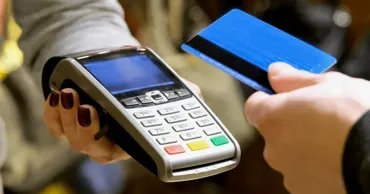 Tot mai multe plăți fără numerar în Moldova. Tranzacțiile au crescut cu 26%
