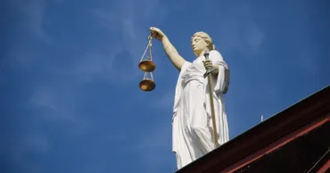 Studiu: Mai multe femei în domeniul juridic, dar mai puține în funcții de conducere