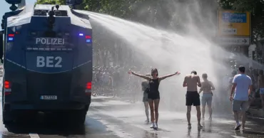 Полиция Берлина использовала водометы для охлаждения жителей на фоне жары