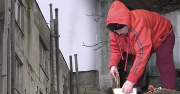 Locuitorii unui bloc de locuit din Fălești își încălzesc apartamentele cu sobe pe lemne