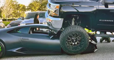 Во Флориде женщина на пикапе не заметила Lamborghini и заехала на него, как на бордюр