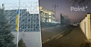 Ambasada Ucrainei, ascunsă în spatele unui ecran cu steagul Rusiei pe durata vizitei lui Putin la Bișkek