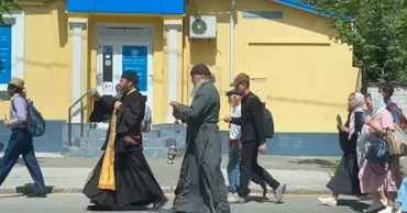 Un preot, filmat cum stropește strada cu agheasmă după Marșul Pride
