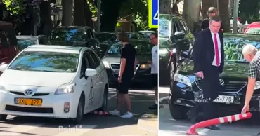В Кишиневе автомобилисты устроили пробку на велодорожке, погнув защитные столбики