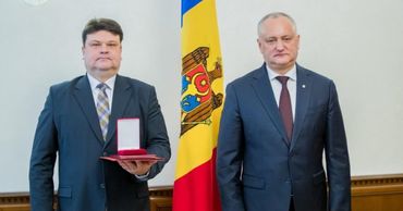 Посол Республики Беларусь в Молдове удостоен ордена Ordinul de Onoare.