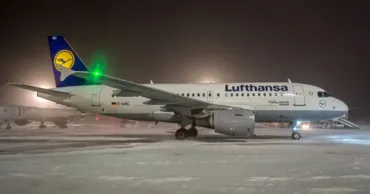 Circa 500 de pasageri au petrecut noaptea în avioane din cauza ninsorilor din München