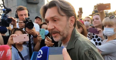Сергей Шнуров прибыл в Хабаровск и встретился участниками несогласованных акций.