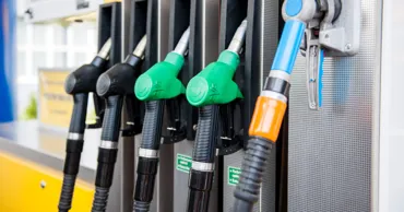 Benzina se scumpește, motorina se ieftinește: Cât vor costa carburanții în weekend