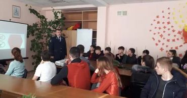 Полицейские проводят информационно-воспитательные мероприятия в школах.