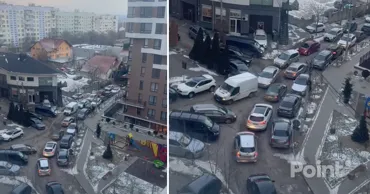 Жители многоэтажки в Кишиневе недовольны пробкой из автомобилей под окнами