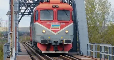 Prima locomotivă românească de ecartament standard a traversat Prutul în Republica Moldova