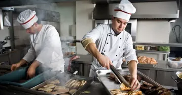 Stațiunile din România caută angajați: Bucătarii pot câștiga până la 15.000 de lei și primesc cazare gratuită