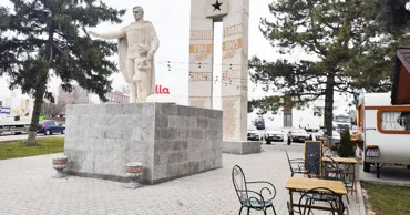 Monumentul dedicat soldaților căzuți în Al Doilea Război Mondial, transformat într-o cafenea la Peresecina