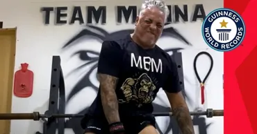 Record mondial: Un bărbat a ridicat 159 de kilograme cu un singur deget