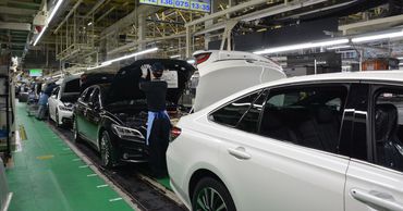 Toyota временно закроет пять автозаводов.