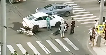 В Кишинёве подросток на мотоцикле врезался в BYD: его доставили в больницу
