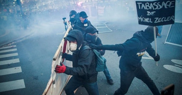 Во Франции прошли массовые протесты против ограничений свободы прессы.