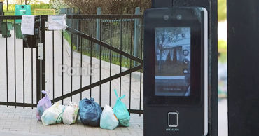 В Кишиневе доступ жильцов дома к мусорному контейнеру ограничили с помощью Face ID