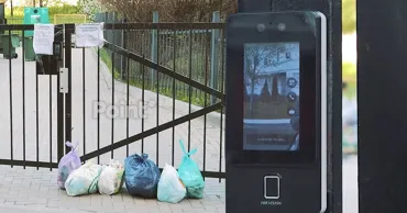 Accesul locatarilor unui bloc la tomberon, limitat prin Face ID