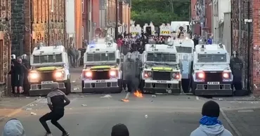 Locuitorii din Irlanda se tem că vor fi victime ale revoltelor și au pus semne pe care scrie „Nu suntem români”