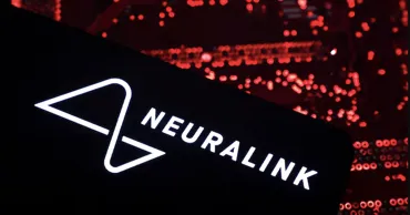 Neuralink va începe producția în masă a implanturilor cerebrale în 2026