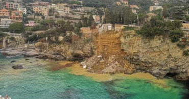 В Италии оползень выкинул в море сотни гробов.