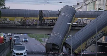 В Мюнхене сошел с рельсов и упал с моста грузовой поезд: есть пострадавший