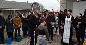 В праздник Крещения на севере страны кто-то окунался в ледяную воду, а кого-то обливали из вёдер.