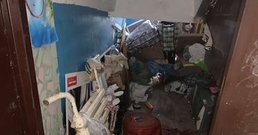 Женщина, которая хранила мусор в подъезде, оштрафована.