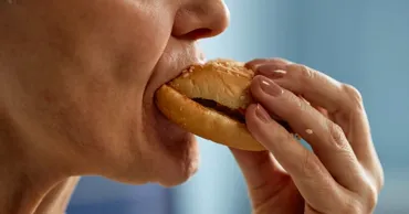 Найден психологический метод снизить влияние стресса на выбор еды