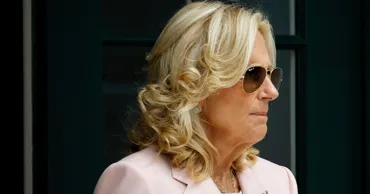 Телохранитель жены Байдена случайно выстрелил себе в ногу