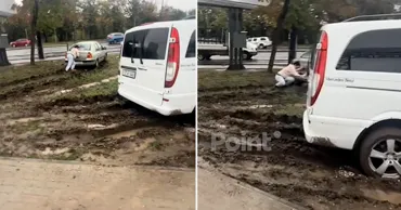 Spațiile verzi din Capitală, deteriorate de șoferii care parchează pe ele în timpul ploii