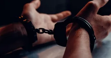 Șantaj de 12.500 de euro, coordonat din penitenciar: Patru persoane, în judecată