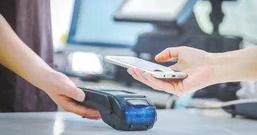 Moldovenii plătesc tot mai des cu cardul: Volumul tranzacțiilor a depășit 200 de miliarde de lei