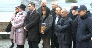 Сотрудники Института истории вышли на протест к зданию правительства.