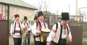 Непогода и коронавирус не помешали отметить Рождество согласно традициям, а именно с колядками.
