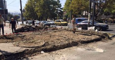 Экономический агент вызвался отремонтировать лестницы в столичном сквере. Фото: facebook.com.