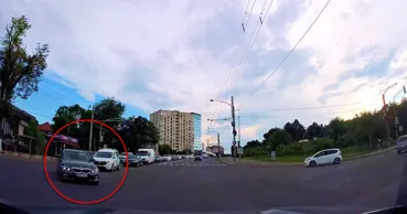 Viraj periculos la o intersecție din Chișinău: Un șofer de BMW, în vizorul Poliției