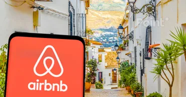 Serviciul de închiriere a locuințelor Airbnb a primit o amendă de milioane de euro în Spania