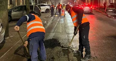 O avarie la o conductă a provocat apariția unei gropi pe o stradă din centrul Capitalei