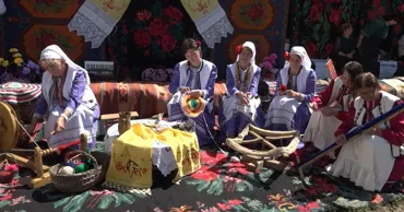 Festival la Gaidar: Vizitatorii au învățat cum se prelucrează lâna și se țes covoare