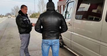 Молдаванин на границе Румынии предъявил поддельные права.