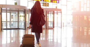 Partea nevăzută a migrației: Prin ce trec femeile din R. Moldova de peste hotare