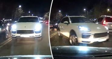В Кишиневе водитель Porsche решил объехать пробку по "встречке".