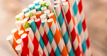 Studiu: Paiele de hârtie s-au dovedit de șase ori mai periculoase decât cele din plastic