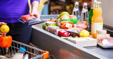 Managerii anticipează scumpiri moderate la alimente și produse industriale