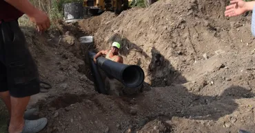 Scandal la Tănătari: Un locatar și-ar fi construit neautorizat o hazna de canalizare